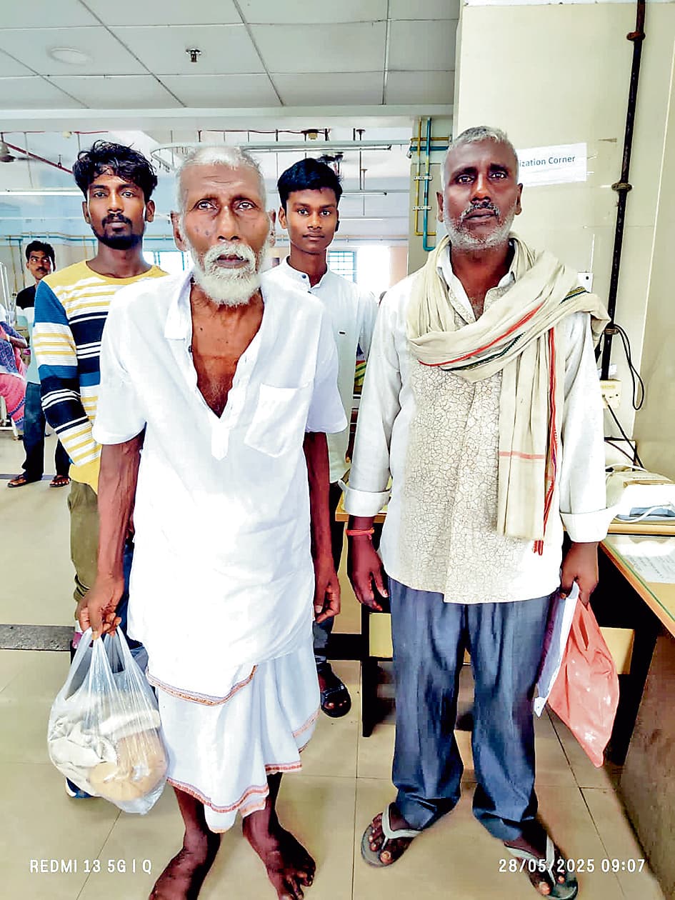 हुगली : कुंभ मेले में हुए थे लापता, श्रीरामपुर से बरामद, अब लौटे बिहार के बुजुर्ग वकील मंडल