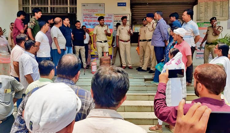 स्वास्थ्य कर्मियों को आग से बचाव के सीखाये गये गुर