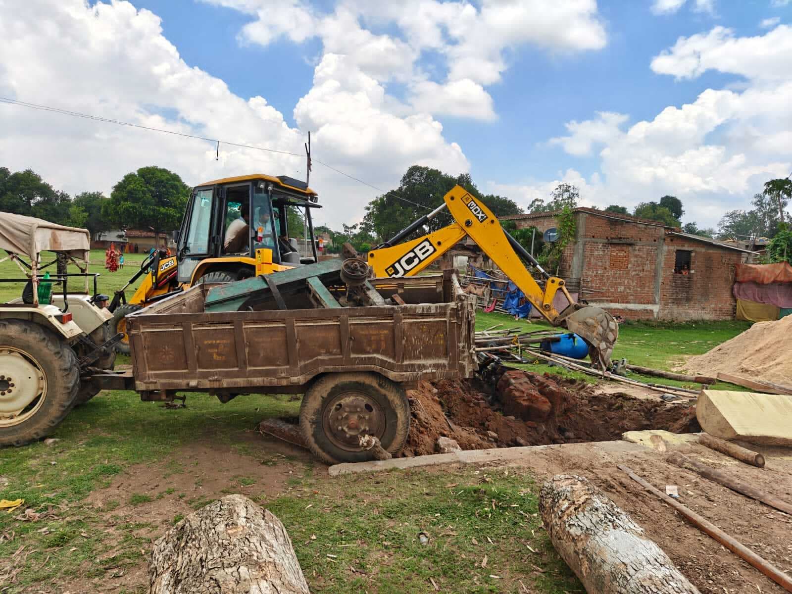 Giridih News :अवैध आरा मिल में छापेमारी, डेढ़ लाख की मशीन व लकड़ी जब्त