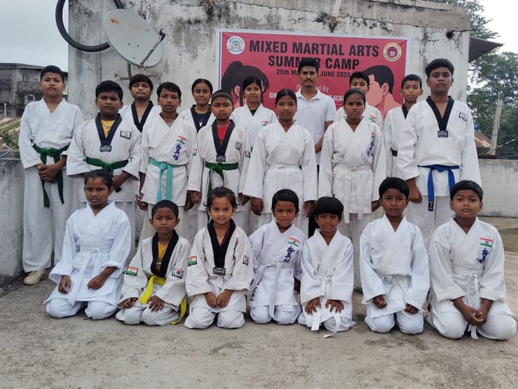 Chaibasa News : समर कैंप : बच्चों ने किया ताइक्वांडो का अभ्यास