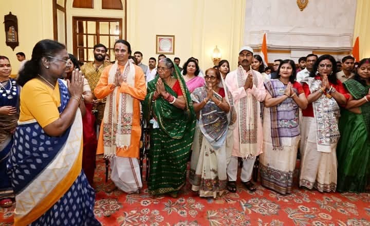 Madhubani News : 18 लोक कलाकारों को राष्ट्रपति ने स्मृति चिह्न भेंट कर किया सम्मानित