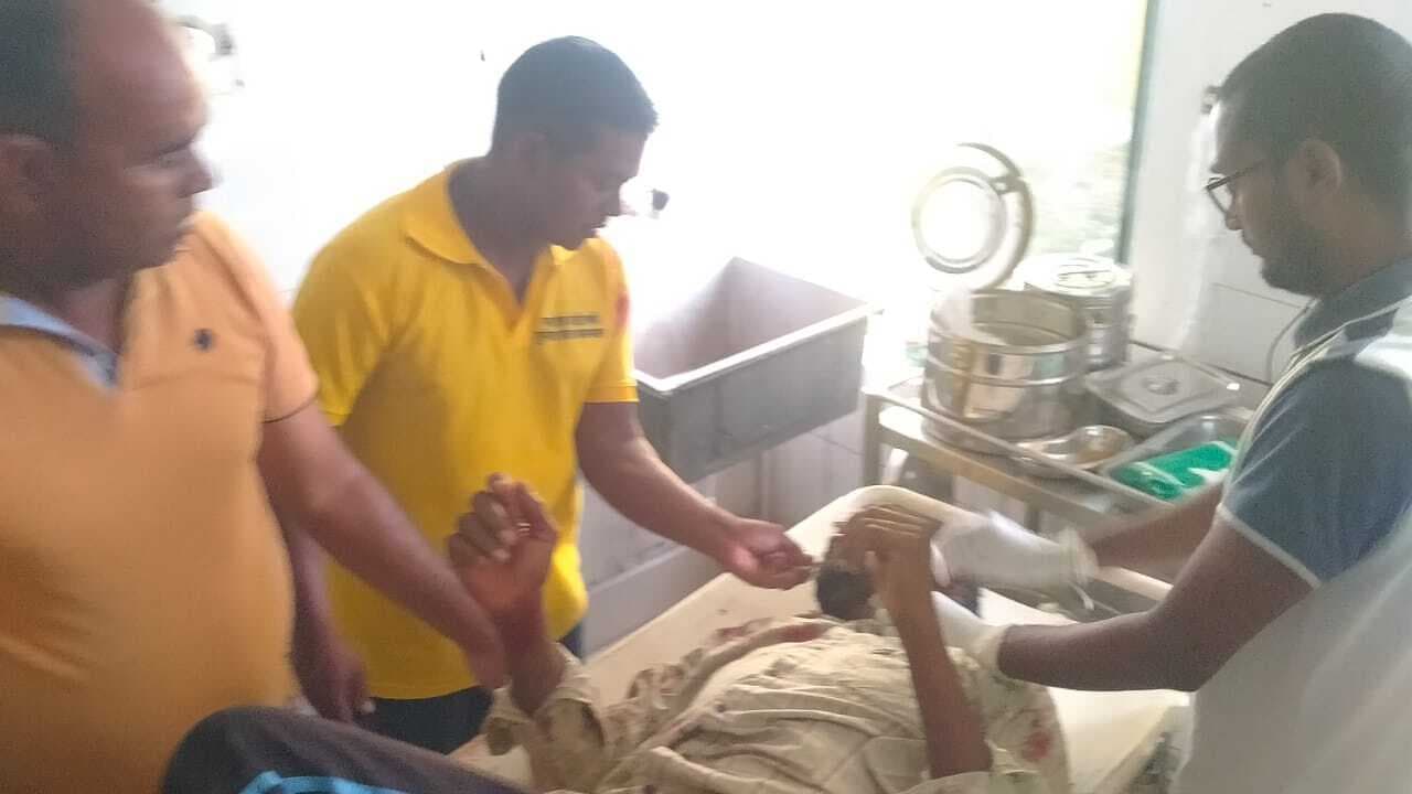 Chaibasa News : कुकड़ाडीह मोड़ के पास बाइक व कार में टक्कर, तीन घायल