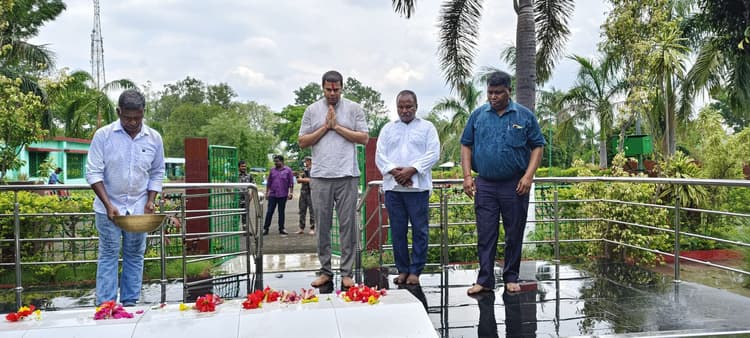 Seraikela Kharsawan News : रविशंकर शुक्ला ने जगन्नाथ मंदिर व शहीद बेदी में मत्था टेका