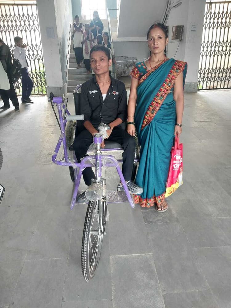 Bhagalpur news गोराडीह के विशेष छात्रों को मिली ट्राइसाइकिल