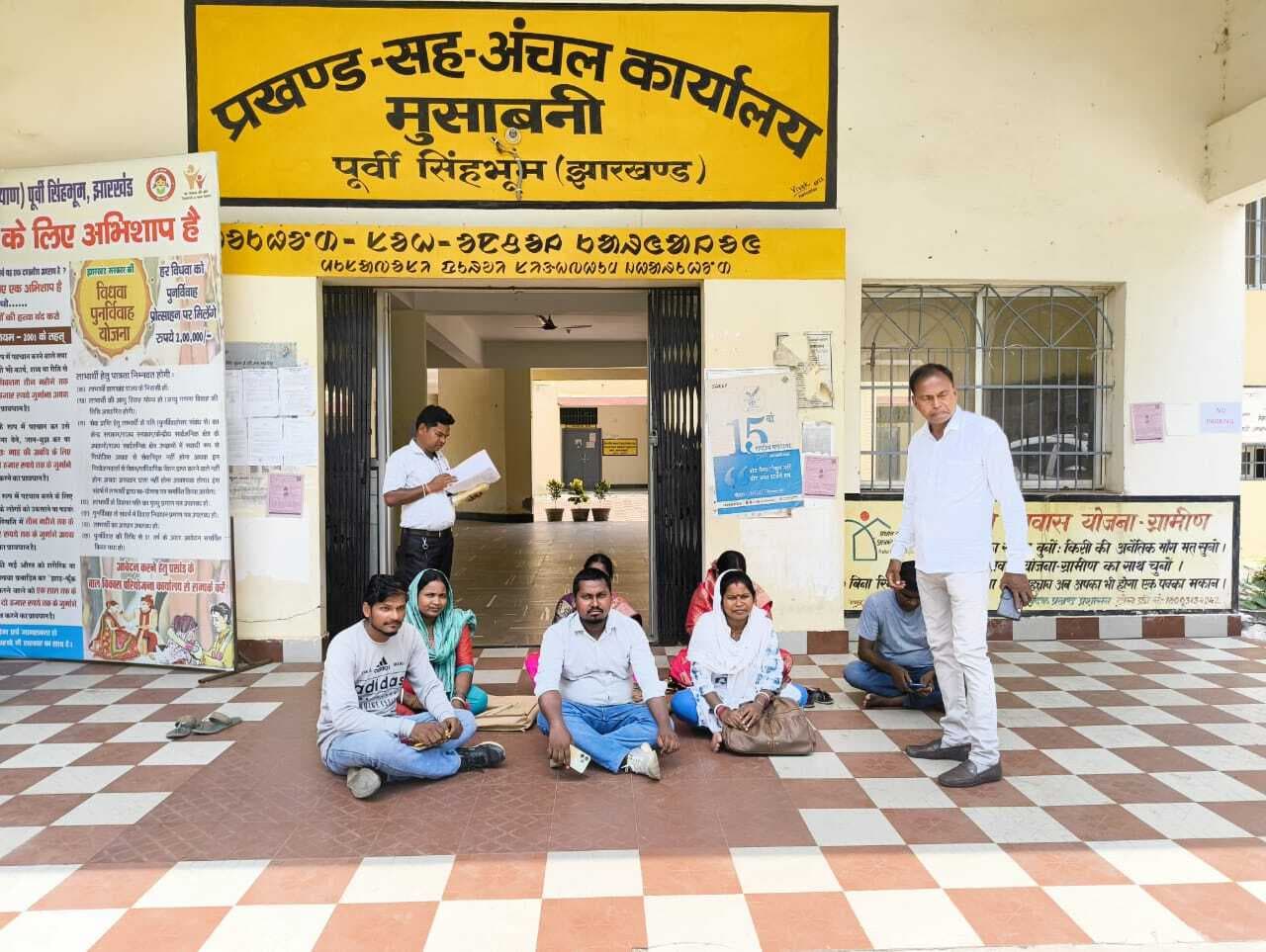 East Singhbhum News : पदाधिकारियों की मनमानी, पंससों ने धरना दिया