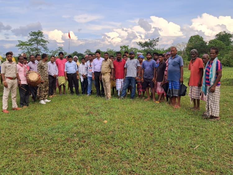 East Singhbhum News : कोर्ट के आदेश पर सीओ ने जमीन पर दखल दिलायी