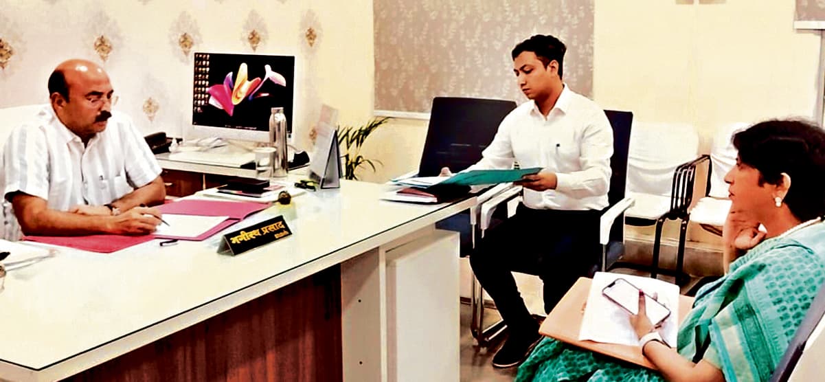 Jamshedpur News : जिला प्रशासन ने दिखायी सख्ती, तो जांच दल के समक्ष उपस्थित हुईं बिष्टुपुर डीएवी स्कूल की प्राचार्य