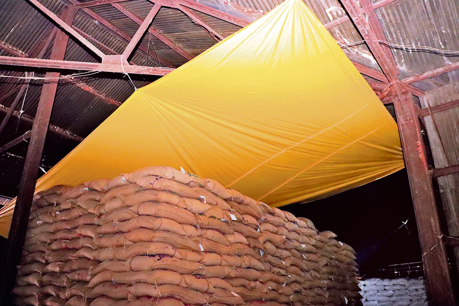 Jamshedpur News : ऐसे तो सड़ जायेगा गरीबों का निवाला