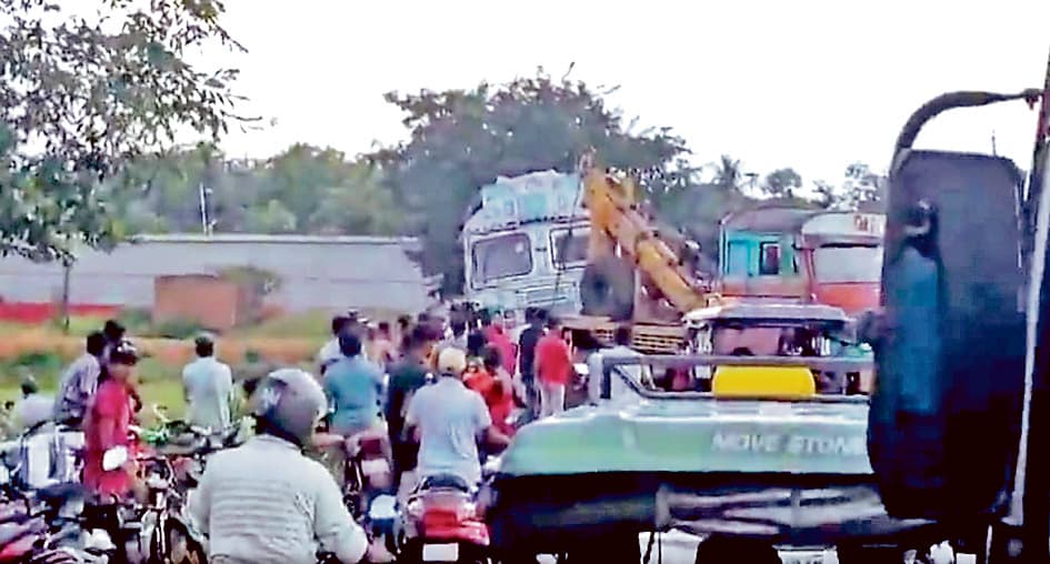 कार अनियंत्रित होकर फलों की दुकान में घुसी, पांच जख्मी