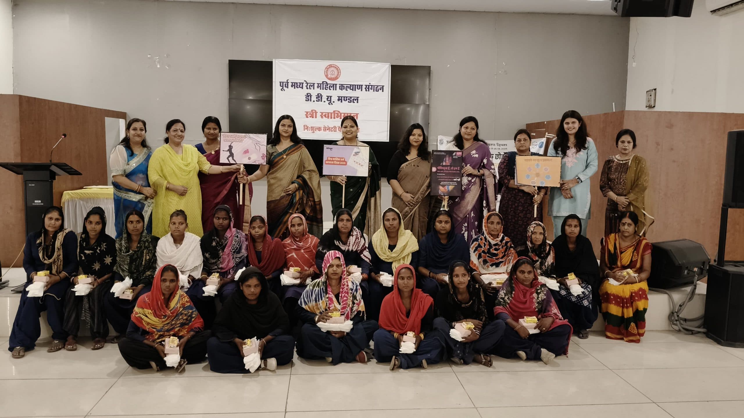 मासिक स्वच्छता को लेकर सैनिटरी पैड का वितरण