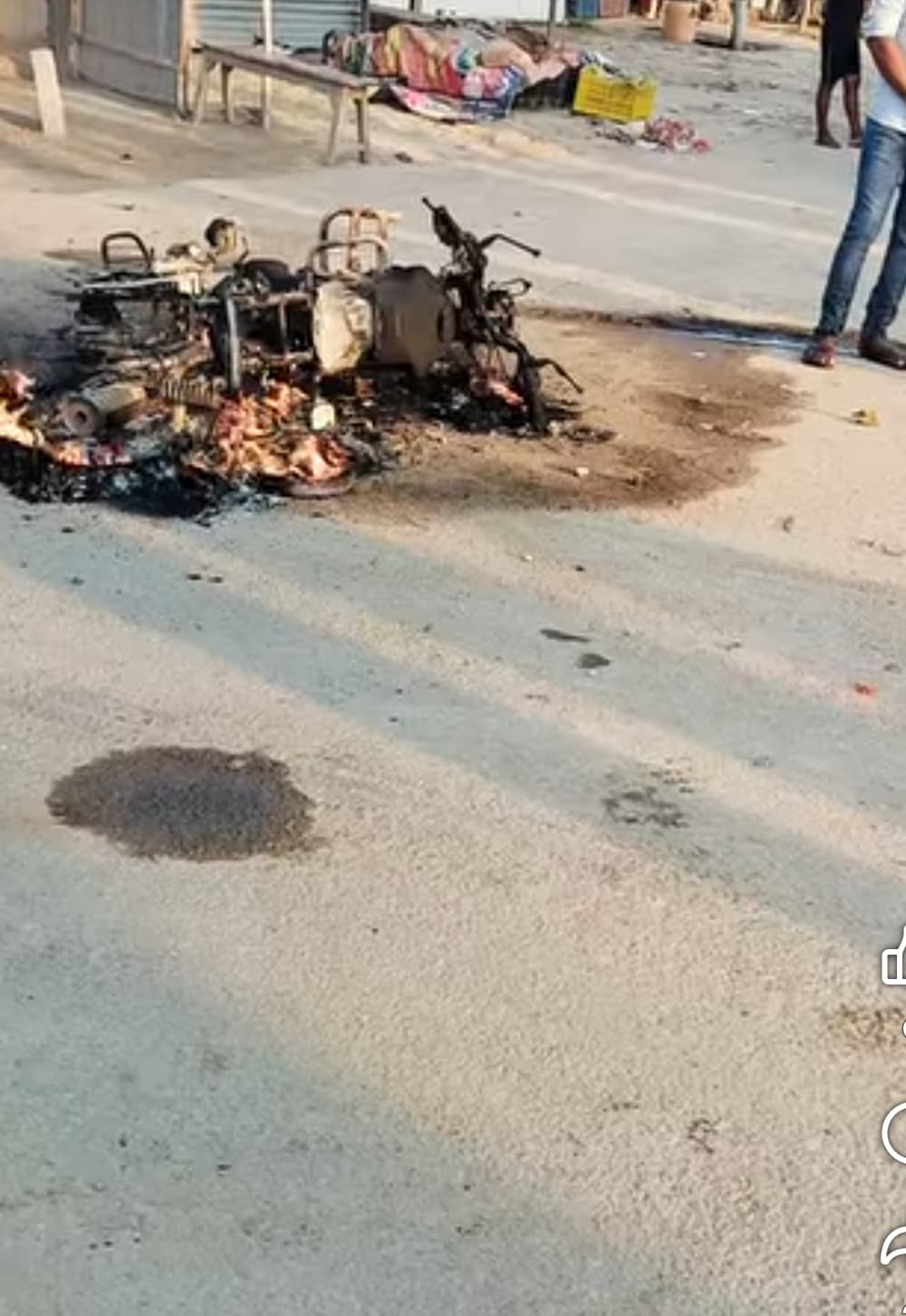 पिकअप की टक्कर से बाइक में लगी आग, जलकर खाक