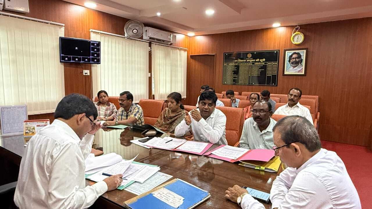 विद्यालयों में गुणवत्तापूर्ण भोजन देना सुनिश्चित करें : डीडीसी