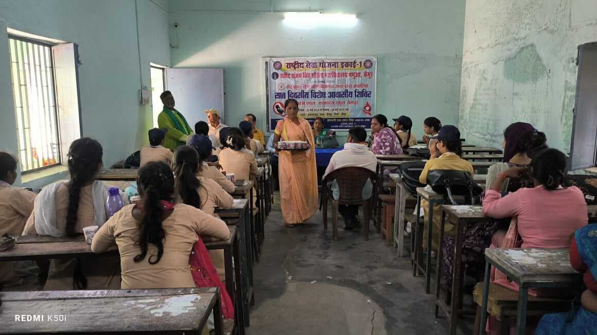 छात्राओं ने महिलाओं को स्वास्थ्य, स्वच्छता व शिक्षा के प्रति किया जागरूक