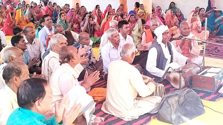 परिनिर्वाण दिवस पर उमड़ी शिष्यों और श्रद्धालुओं की भीड़, गुरु भक्ति के गीतों से गूंजा क्षेत्र, शिष्यों ने गुरु को याद कर किया नमन