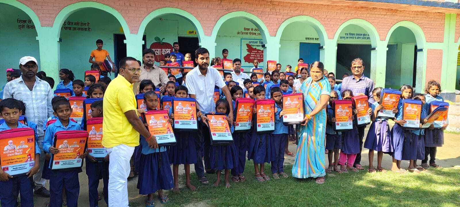 स्कूली बच्चों के बीच टेबल बैग का किया गया वितरण