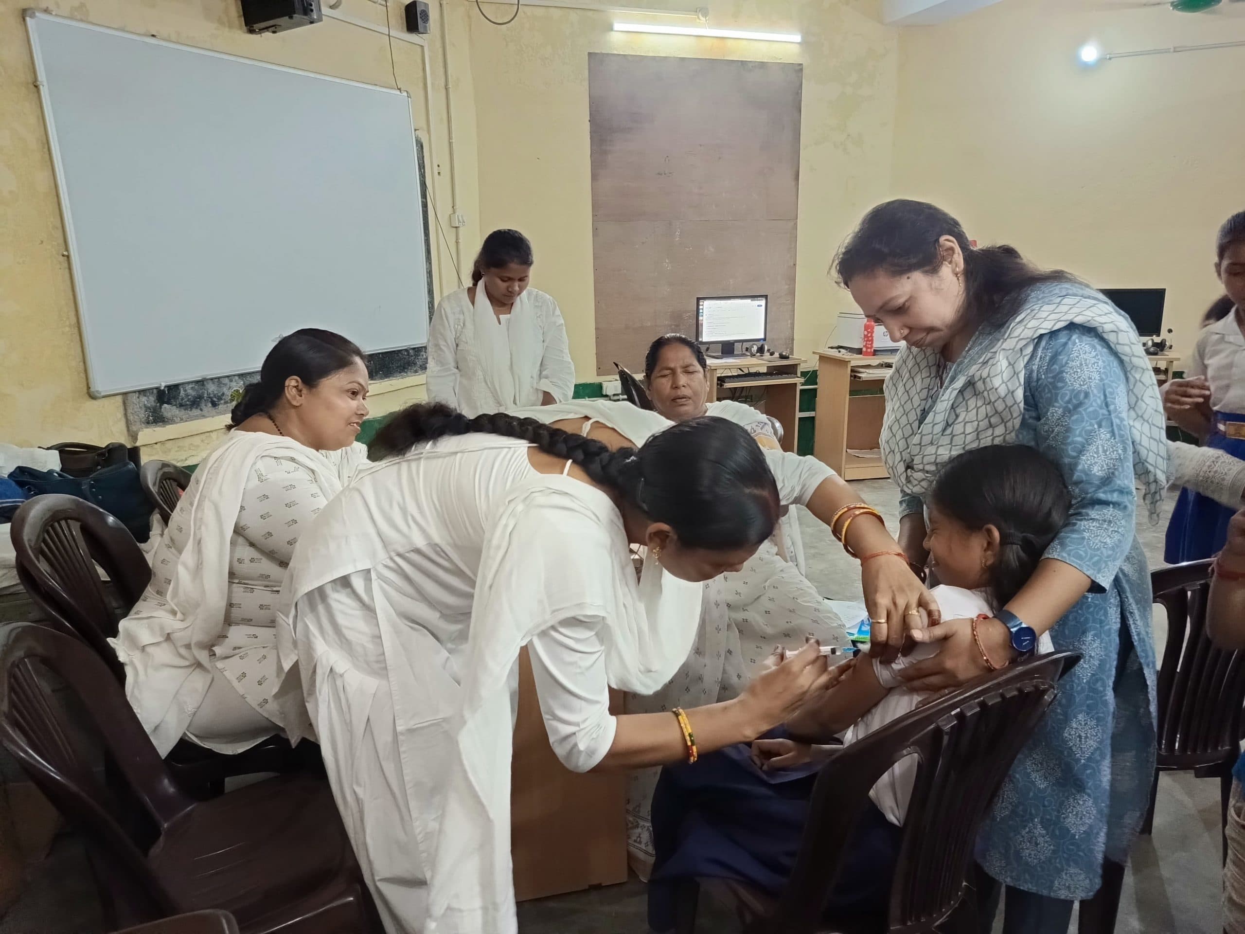 सर्वाइकल कैंसर से बचने के लिए किशोरियों ने लगवाया टीका