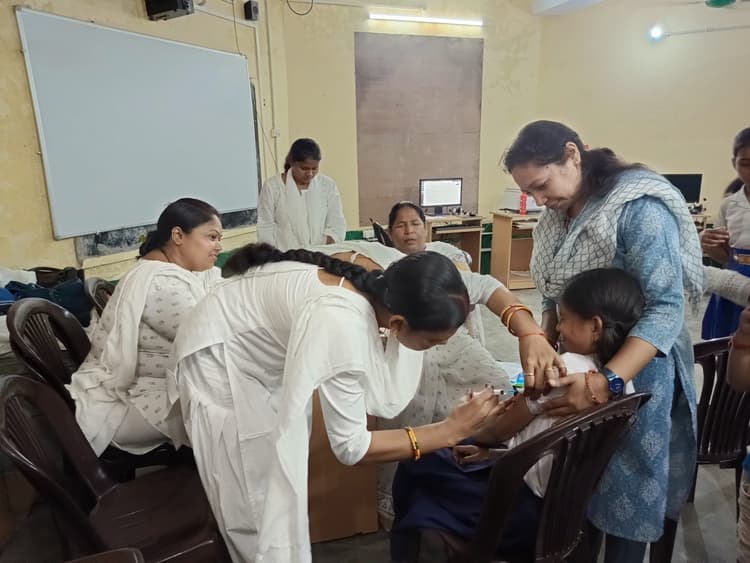 सर्वाइकल कैंसर से बचने के लिए किशोरियों ने लगवाया टीका