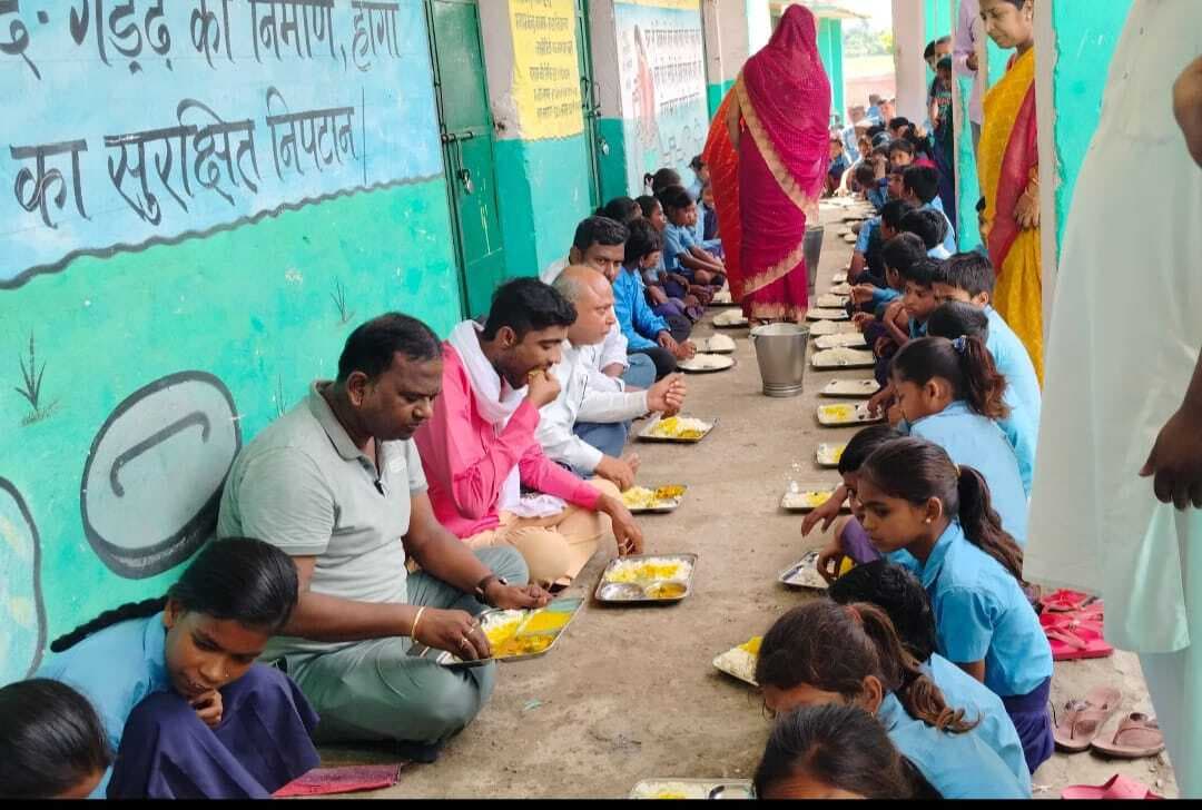 बीडीओ ने विकास कार्यों का लिया जायजा, एमडीएम का स्वाद भी चखा