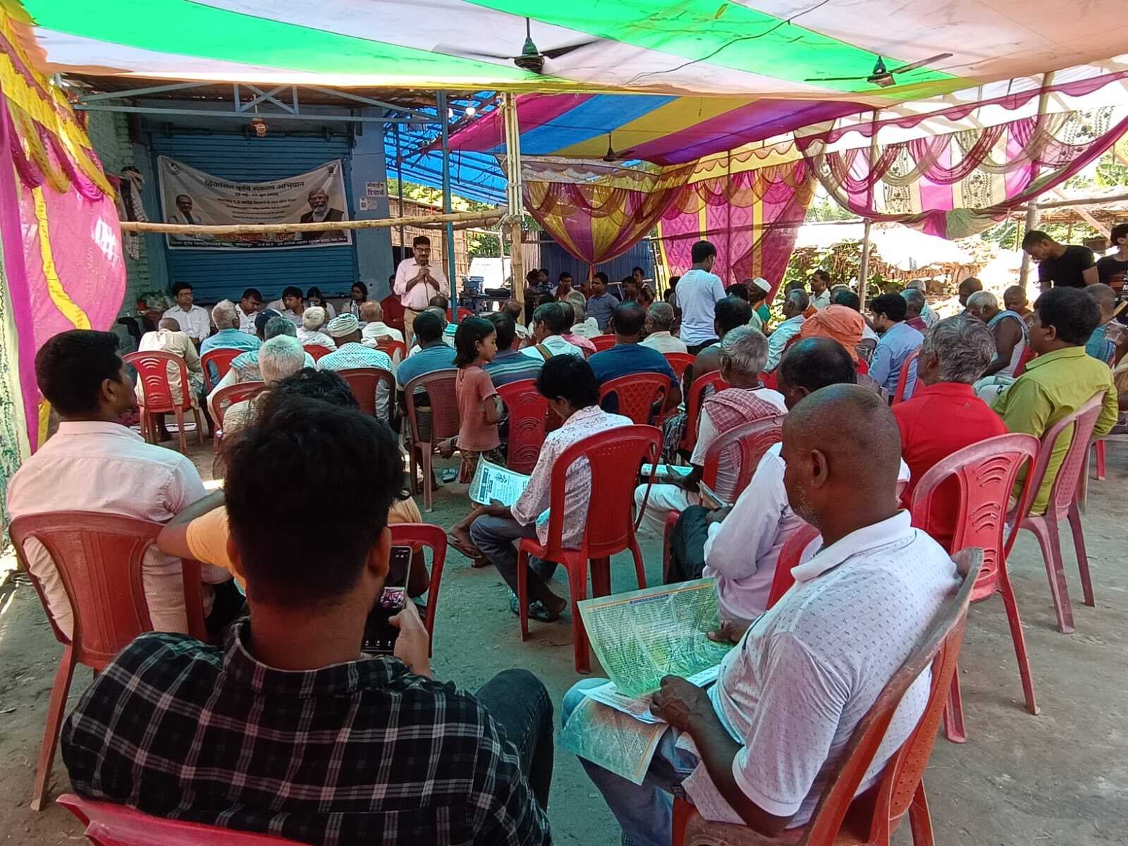 प्रशिक्षण में किसानों को प्राकृतिक खेती की दी गयी जानकारी