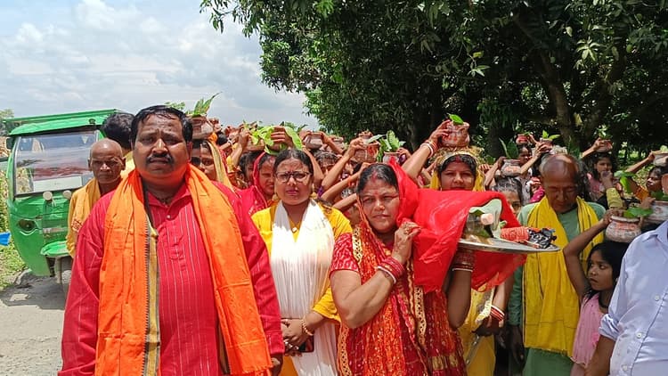 बलिया बेलौन में कलश यात्रा निकाली, संकीर्तन शुरू