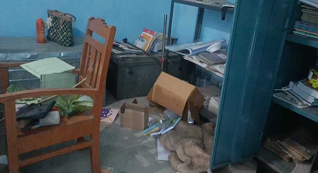 विद्यालय में बीती रात असामाजिक तत्वों ने की तोड़फोड़ व चोरी