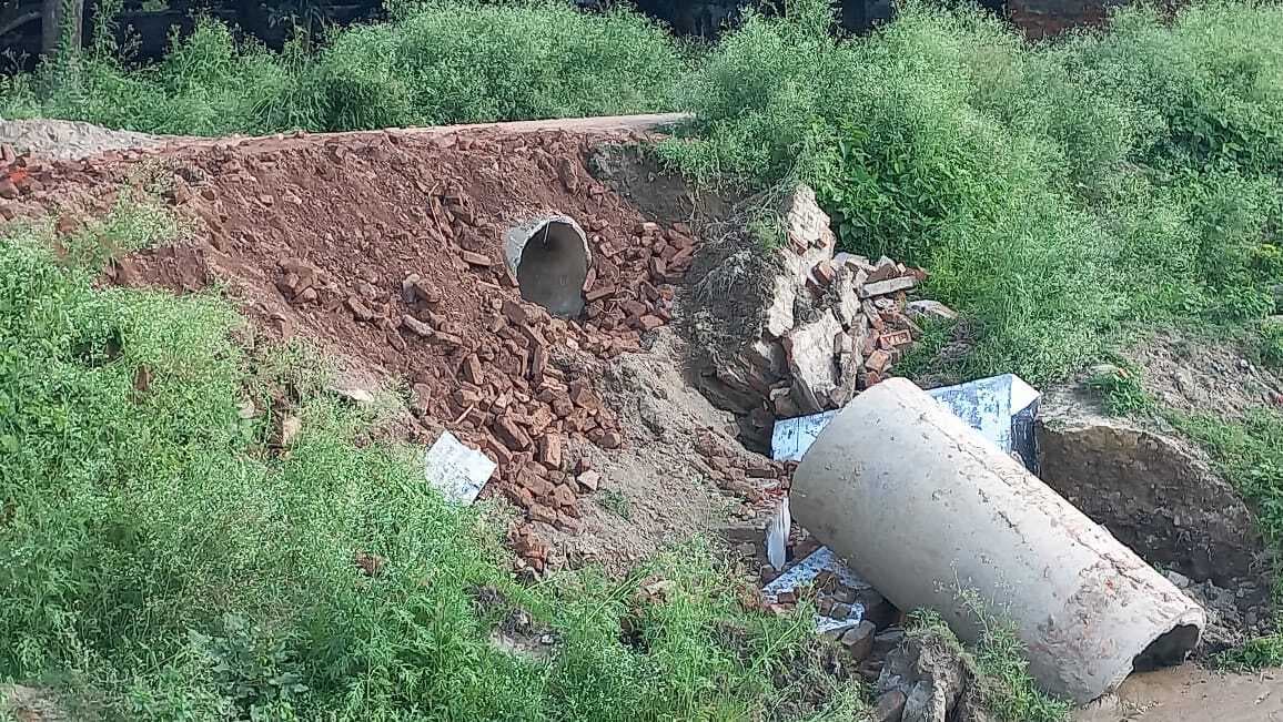 मुख्यमंत्री ग्रामीण सड़क व पुलिया उद्घाटन के पहले धराशायी