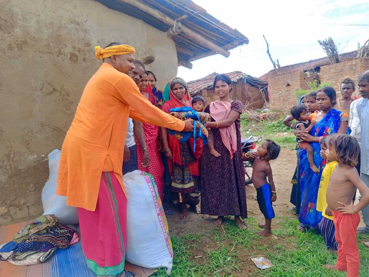 जरूरतमंदों के बीच वस्त्र का हुआ वितरण