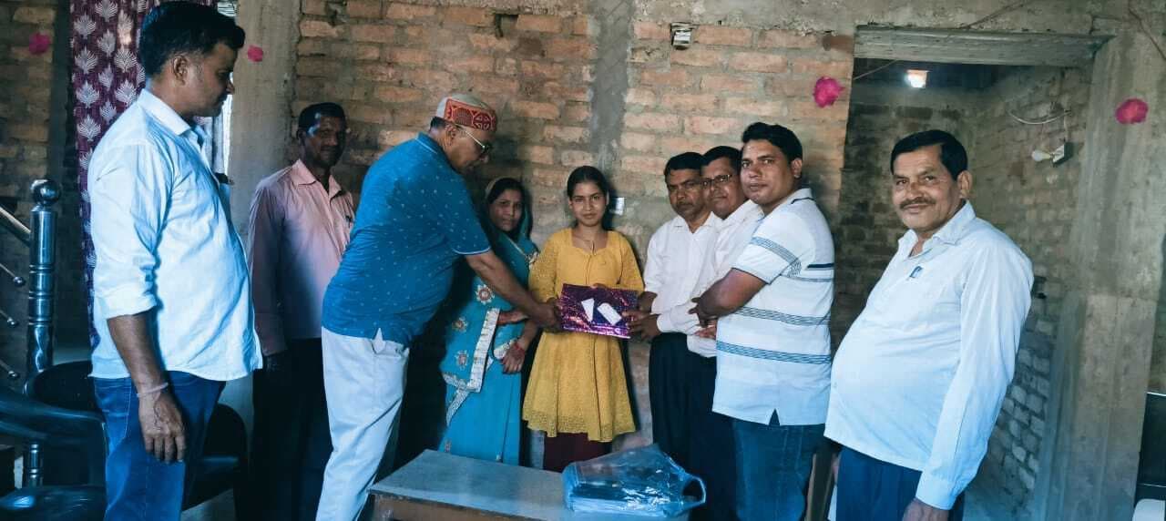 मैट्रिक परीक्षा के जिला टॉपर को किया सम्मानित