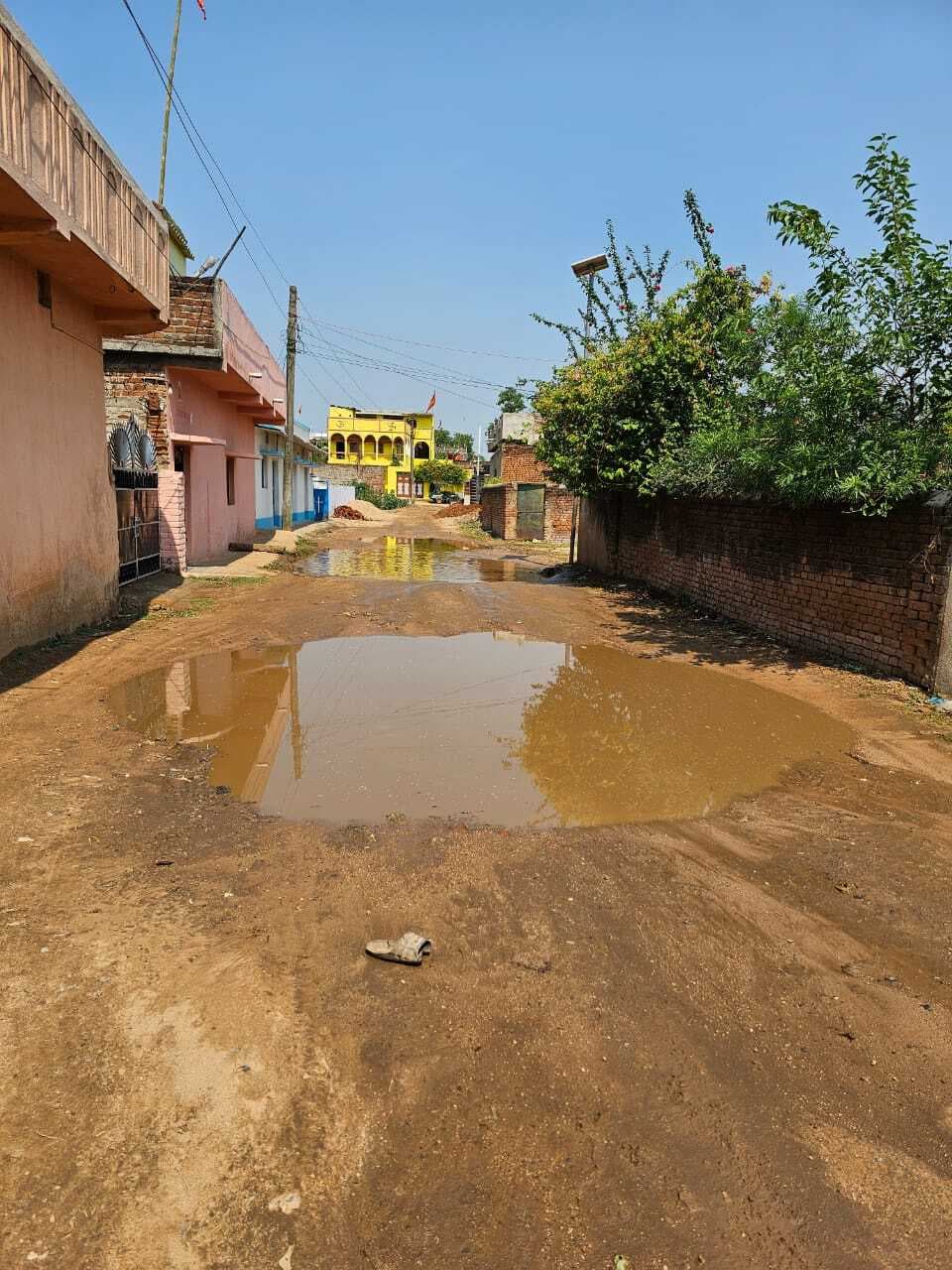 देवी मंडप मुहल्ले में सड़क की स्थिति जर्जर