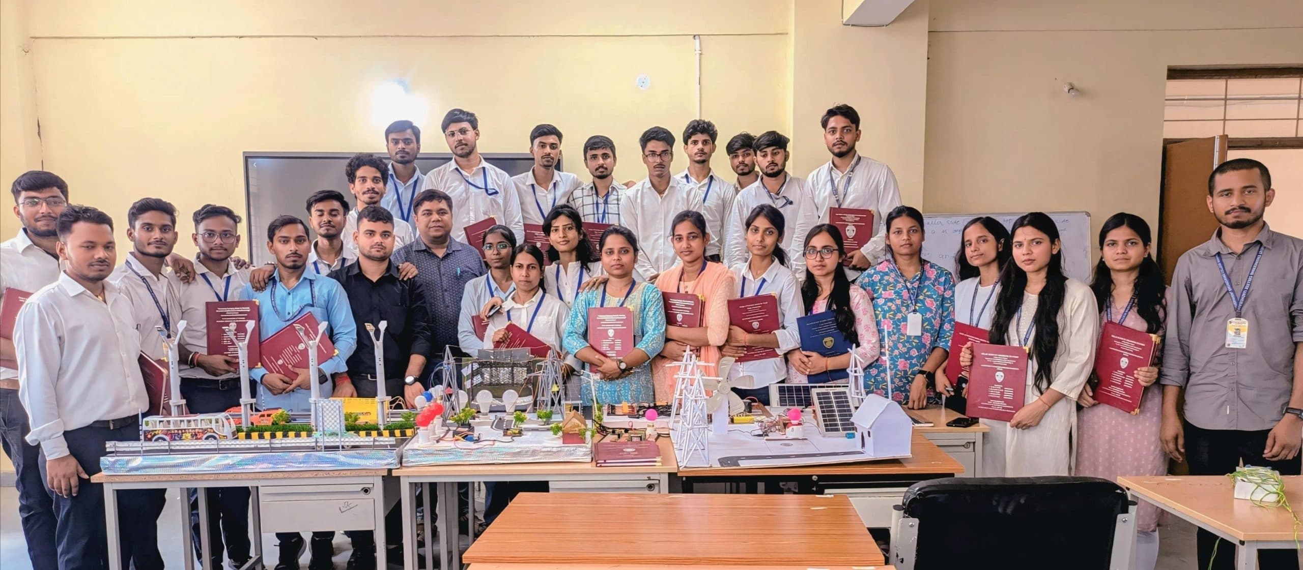 Madhubani News : इंजीनियरिंग कॉलेज में अंतिम वर्ष के छात्रों ने किया प्रोजेक्ट्स का प्रदर्शन