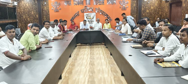 Madhubani News : प्रखंड स्तरीय बीस सूत्री की बैठक में सदस्य ने आवास योजना में अनियमितता का उठाया मुद्दा