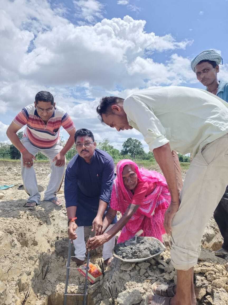 Madhubani News : समाजसेवी ने छठ घाट का किया शिलान्यास