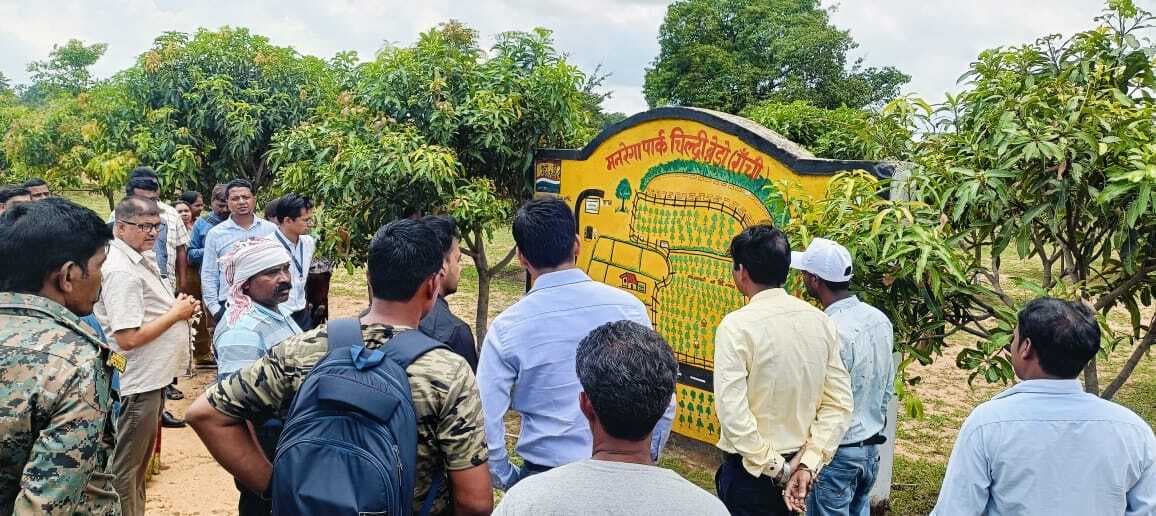 चार प्रशिक्षु आइएएस ने मनरेगा पार्क का लिया जायजा