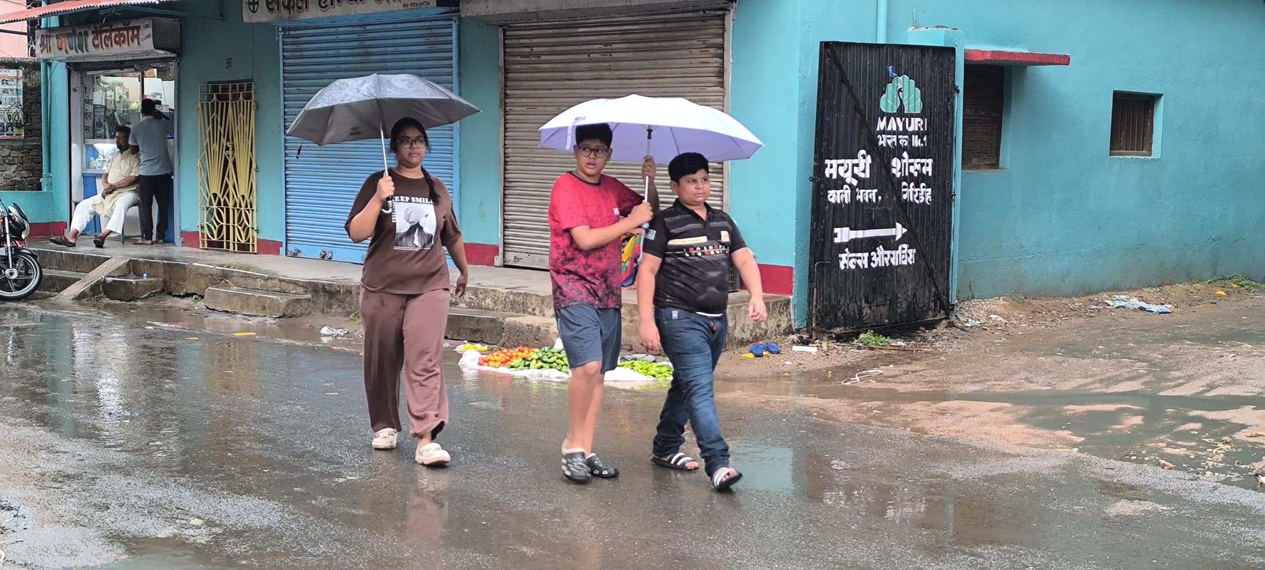 Giridih News :गिरिडीह में दिन भर बदलता रहा मौसम, बारिश से लोग रहे परेशान