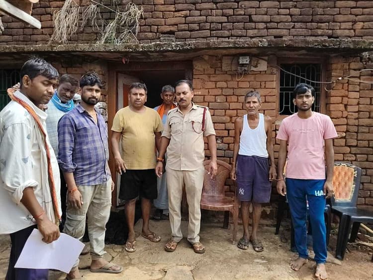 Giridih News :सिलिंडर में लगी आग, मची अफरातफरी