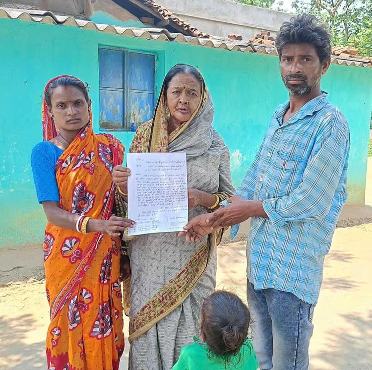 Seraikela Kharsawan News : डायन बता परिवार ने प्रताड़ित किया, न्याय की लगायी गुहार