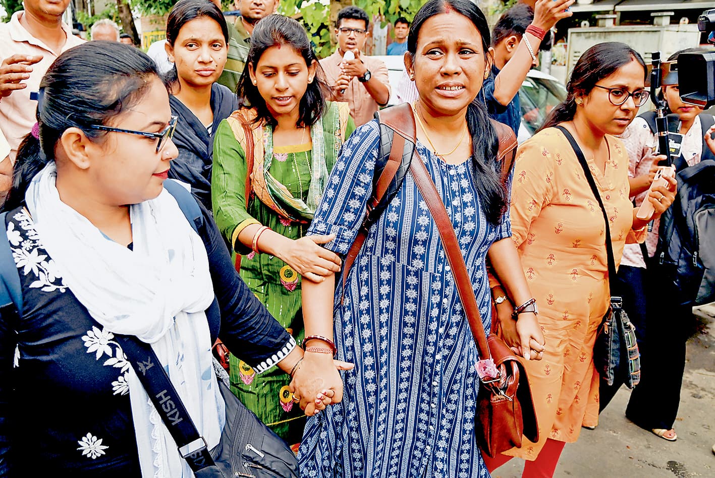 बिना समय लिये पांच शिक्षिकाएं ममता से मिलने पहुंचीं, सुरक्षाकर्मियों ने हटाया