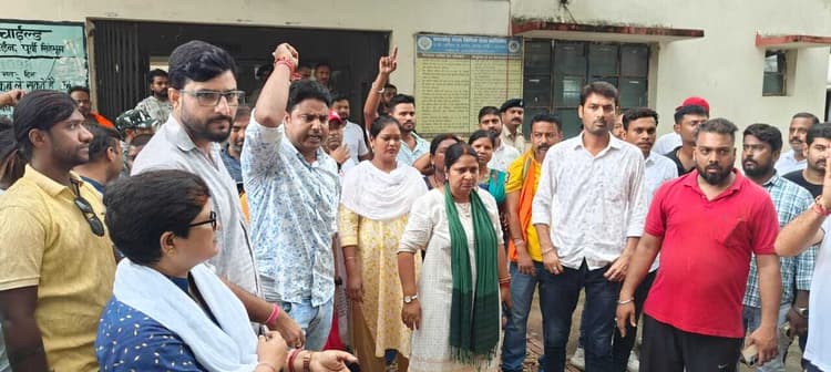 East Singhbhum News : घाटशिला थानेदार पर जनप्रतिनिधियों से अभद्र व्यवहार करने का आरोप