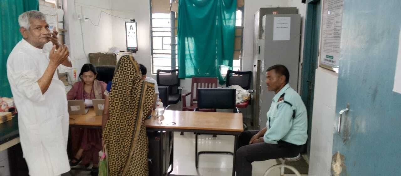 सीएचसी धरहरा : ड्रेस कोड व समय का नहीं होता पालन