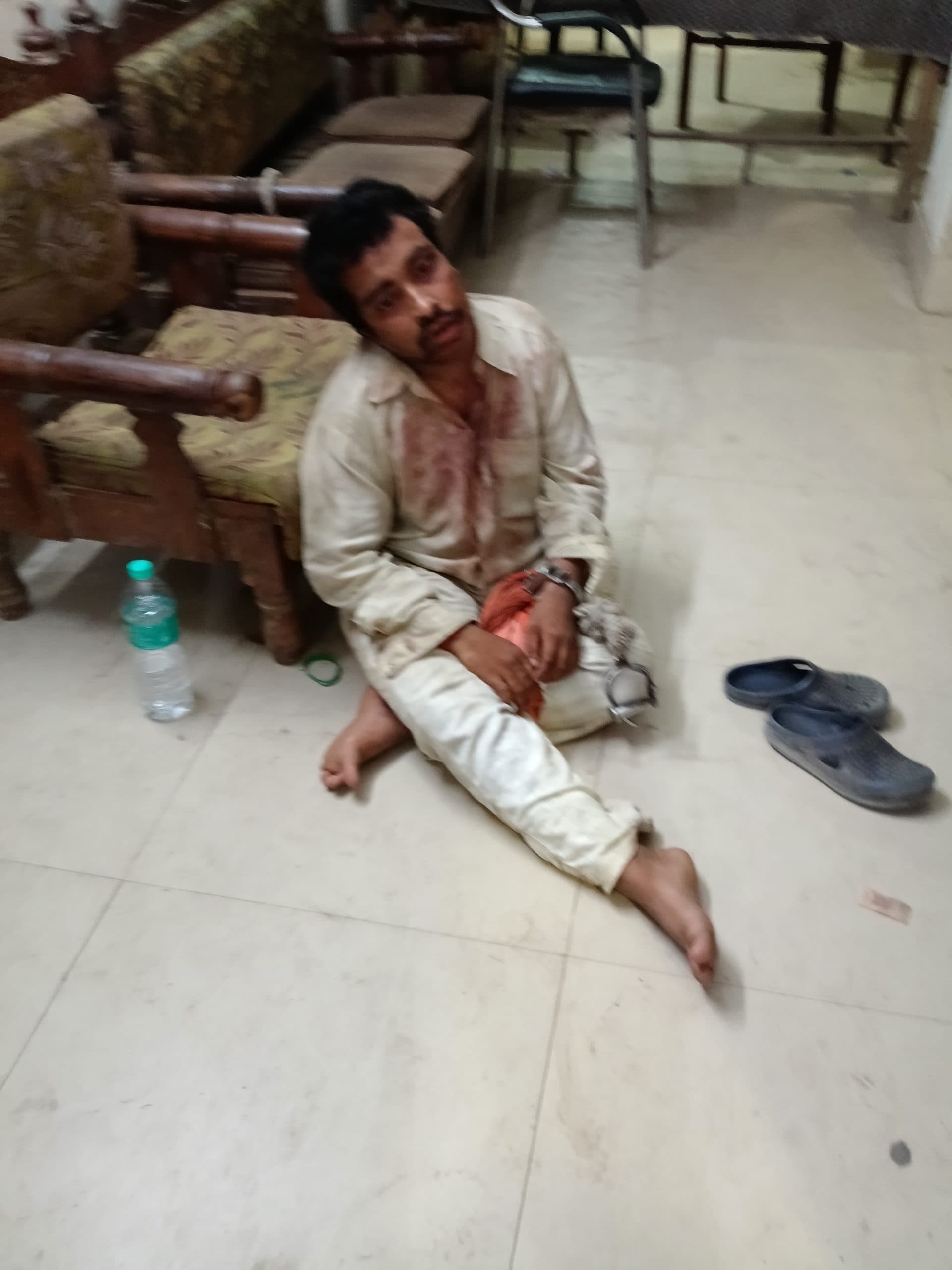 चाकू से वार कर मोबाइल व नकद लूटा