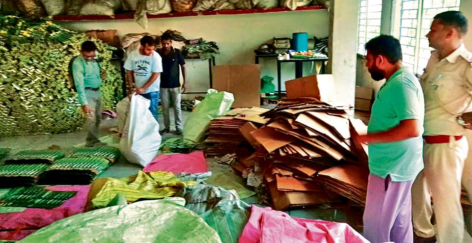 Jamshedpur News : हाई वोल्टेज ट्रेडमार्क का गलत इस्तेमाल कर बना रहा था अगरबत्ती, पुलिस ने फैक्ट्री में लगाया ताला, मालिक समेत तीन हिरासत में