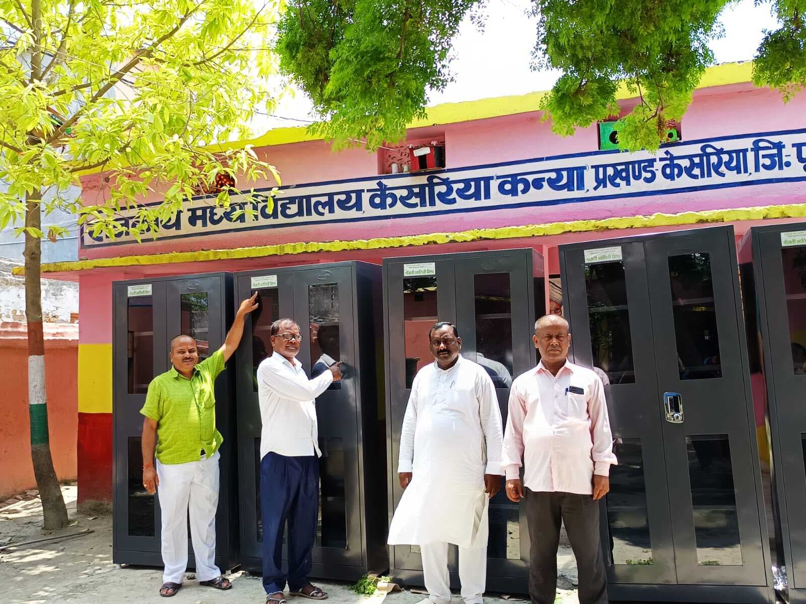 Motihari: विधायक ने विद्यालय को दिया पांच बुक सेल्फ अलमीरा