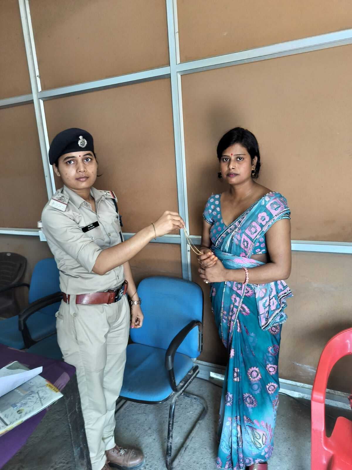 प्लेटफॉर्म पर गिरी सोने की चेन, पीड़ित को आरपीएफ ने लौटाया