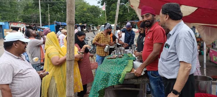 गुरुद्वारा मेें हलवा व शरबत बांटा गया