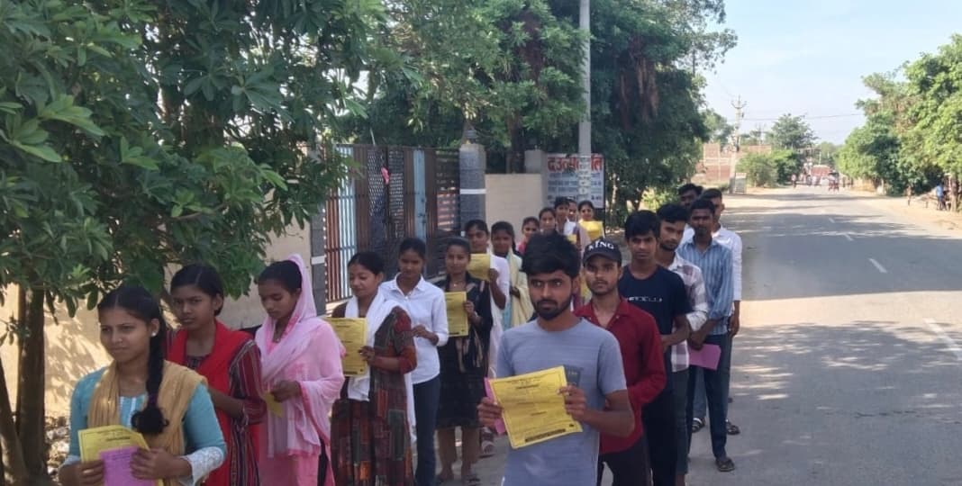 बच्चों ने प्रभातफेरी निकाल कर किया जागरूक