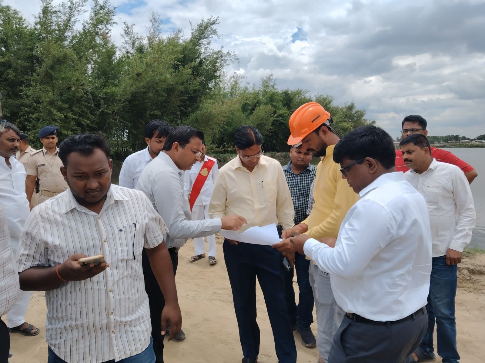 लोहिया मेडिकल कॉलेज निर्माण कार्यों का डीएम ने किया निरीक्षण