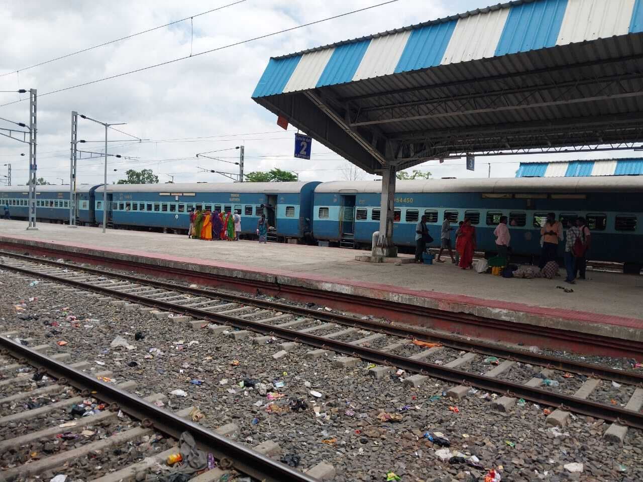 रेलवे का तार टूटने से छह घंटे तक ट्रेन परिचालन बाधित, यात्रियों रहे परेशानी