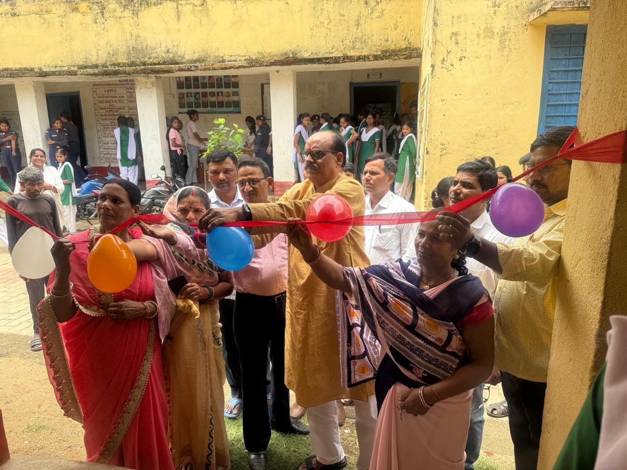 कैंसर से बचाव के लिए छात्राओं को लगाया गया टीका