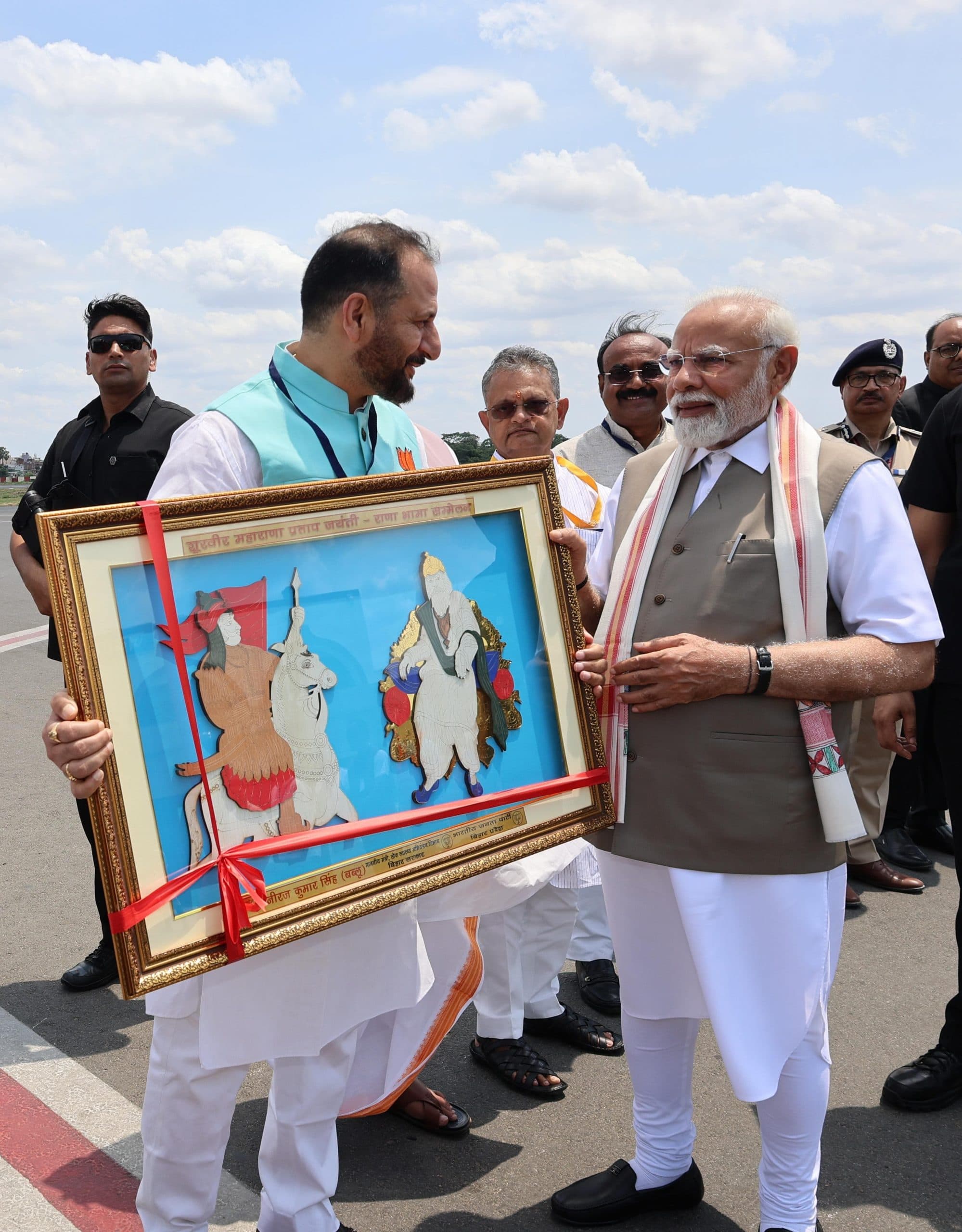 पीएम को पीएचईडी मंत्री ने भेंट किया गया ''''राणा-भामा'''' स्मृति चिन्ह - बिहार की सांस्कृतिक विरासत को मिला राष्ट्रीय सम्मान