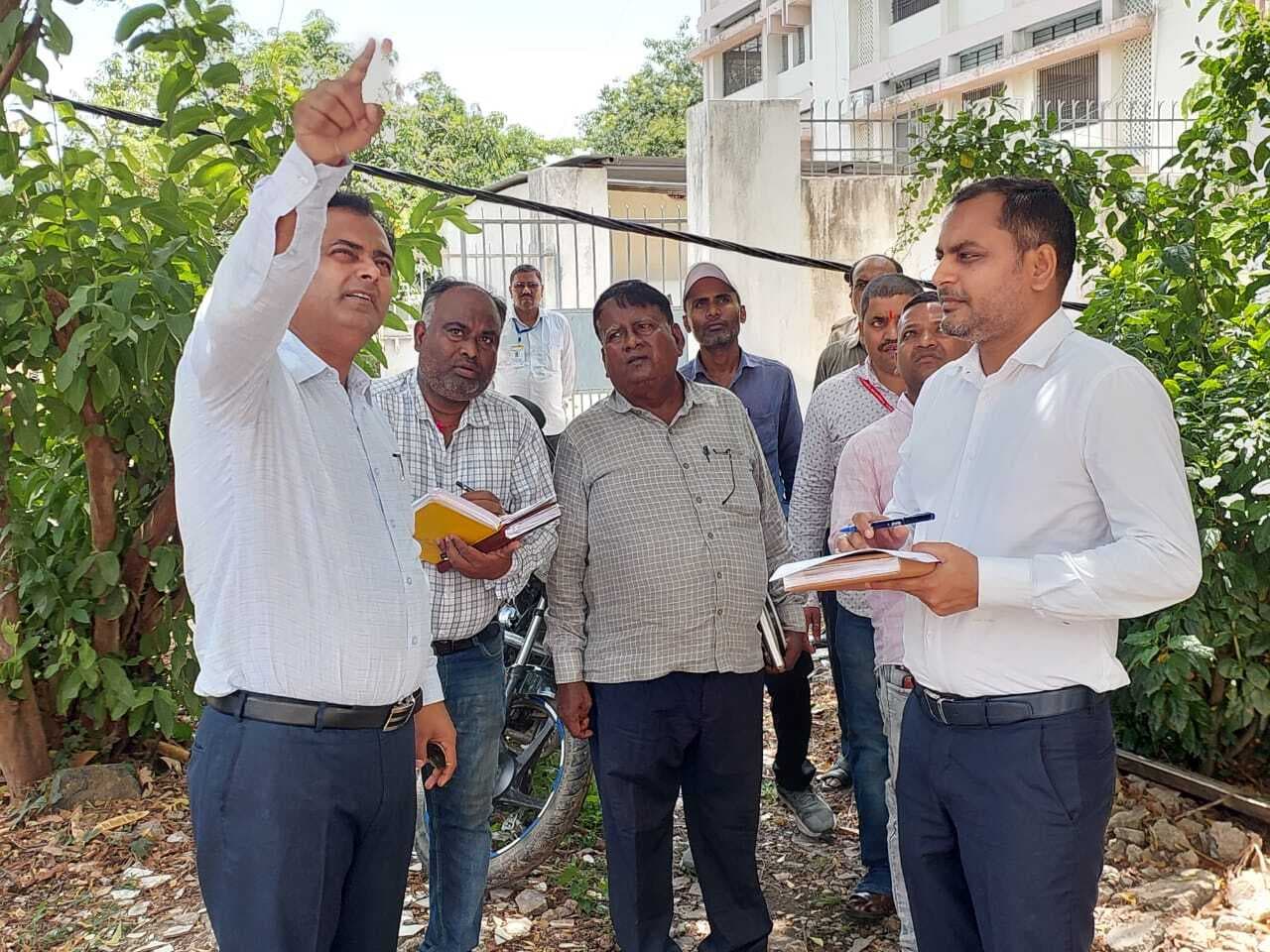 ऑफिसर्स कॉलोनी में डीएम ने व्यवस्थाओं का लिया जायजा